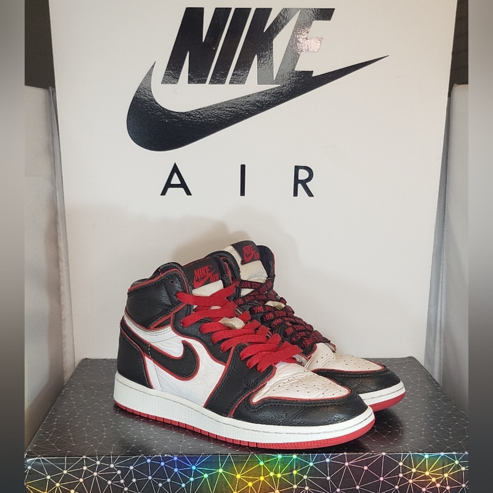 Size 4 - Jordan 1 Retro High OG Bloodline 2019.( 5.5 Women)....... Fits Men Size
